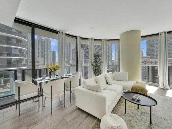 TV connectée, table de tennis de table, imprimantes