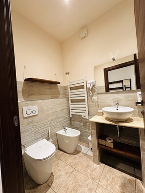 Haartrockner, Bidet, Handtücher, Seife