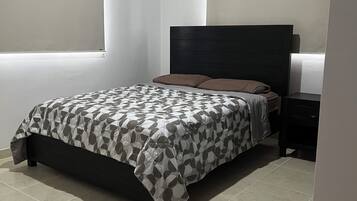 3 bedrooms, desk, iron/ironing board, free WiFi