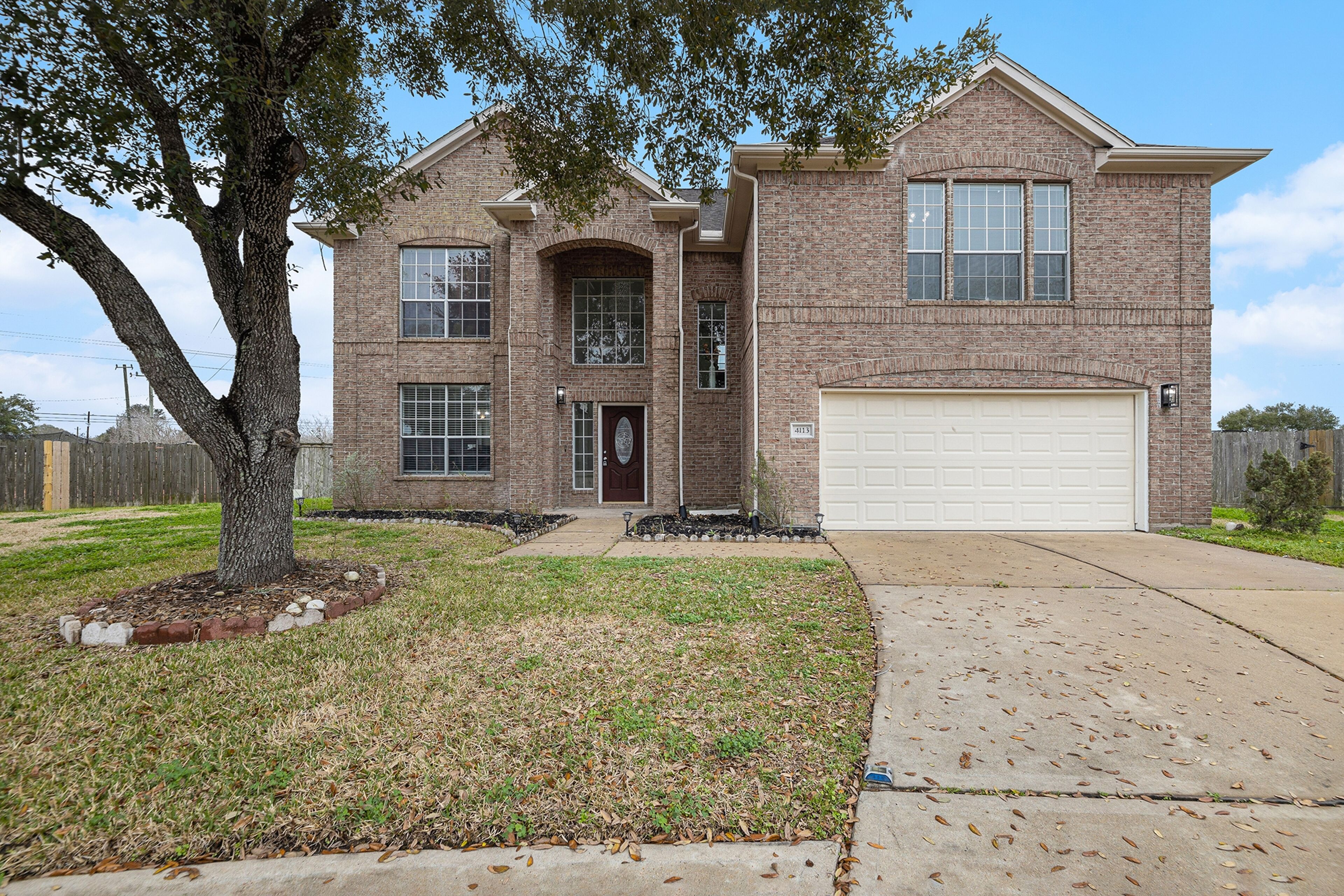 Dog-friendly spacious home with enclosed yard, five bedrooms, smart TVs, AC