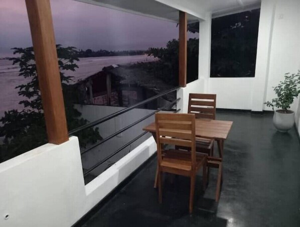 Outdoor dining - JESS Beach Villa (Galle)