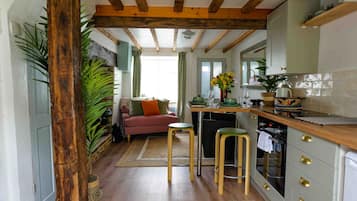 Cottage | Private kitchen | Fridge, microwave, oven, stovetop