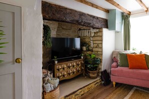 Cottage | Living area | TV