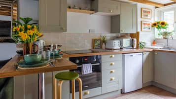 Cottage | Private kitchen | Fridge, microwave, oven, stovetop