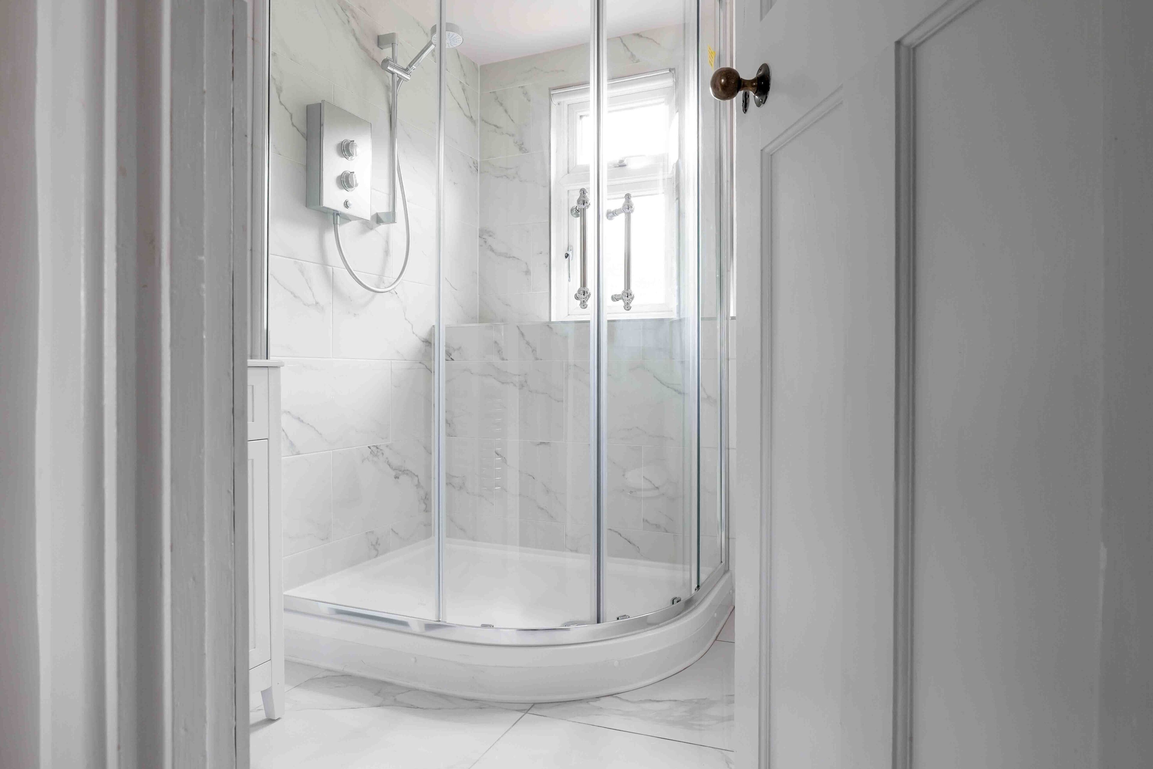 Cottage | Bathroom | Shower, hair dryer, towels