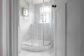Cottage | Bathroom | Shower, hair dryer, towels - Cosy 1 bedroom cottage in The Cotswolds (Chipping Norton)
