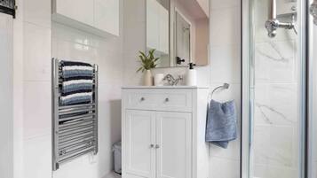 Cottage | Salle de bain | Douche, sĂšche-cheveux, serviettes fournies