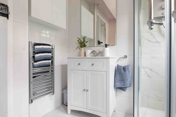 Cottage | Bathroom | Shower, hair dryer, towels