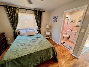 1 soverom, skrivebord, strykejern/-brett og wi-fi (inkludert)