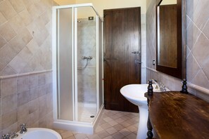 Douche, sèche-cheveux, bidet, serviettes fournies