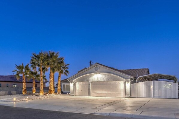 Exterior - Desert Chic Vegas Vibes 18 mi to strip, 4 bdrm, Pool + Spa (Henderson)