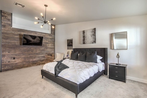 Desert Chic Vegas Vibes 18 mi to strip, 4 bdrm, Pool + Spa