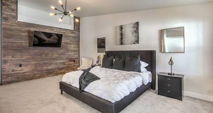 Desert Chic Vegas Vibes 18 mi to strip, 4 bdrm, Pool + Spa