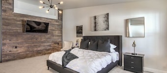 Desert Chic Vegas Vibes 18 mi to strip, 4 bdrm, Pool + Spa