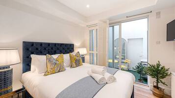 2 dormitorios, tabla de planchar con plancha, cuna de viaje