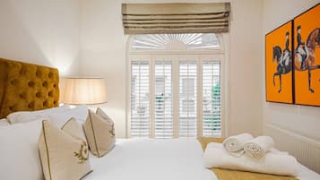 2 dormitorios, tabla de planchar con plancha, cuna de viaje