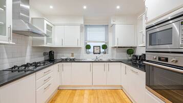 Frigorifero, microonde, forno, piano cottura