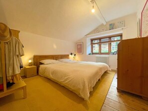 3 bedrooms, desk, WiFi, bed sheets