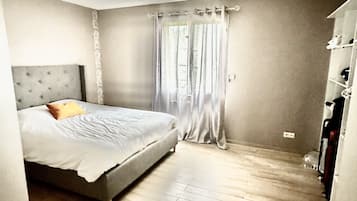 3 slaapkamers, een strijkplank/strijkijzer, beddengoed