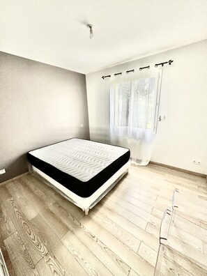 3 habitaciones, tabla de planchar con plancha y ropa de cama 