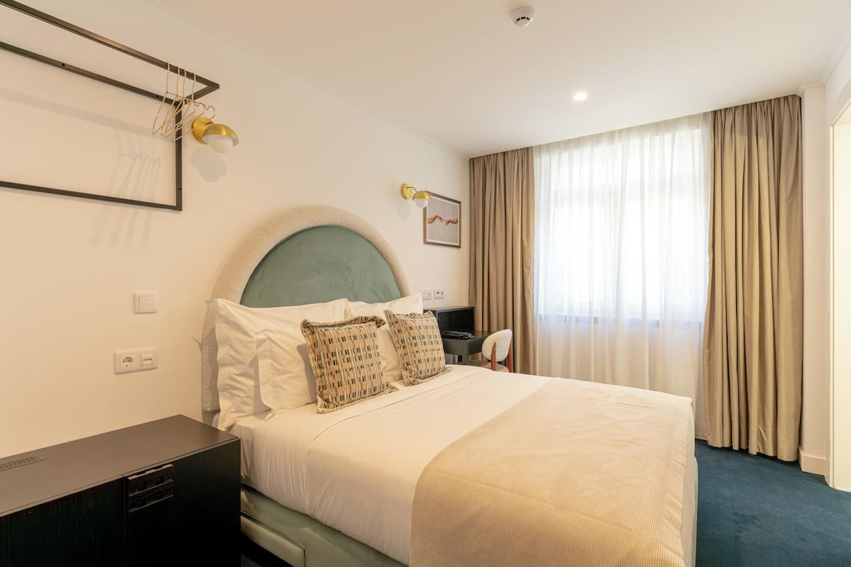 1 quarto, frigobar, cofres nos quartos, escrivaninha