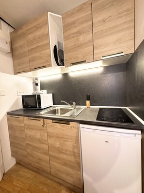Private kitchen - Studio Tout Confort Pour 3 Personnes, au Cœur de Cauterets Mais au Calme (Cauterets)