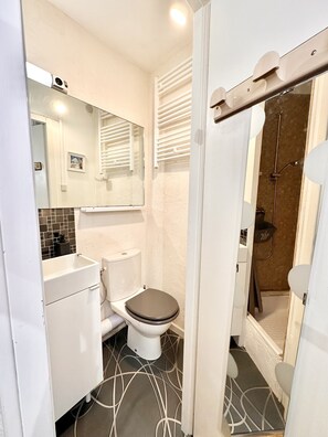 Bathroom - Studio Tout Confort Pour 3 Personnes, au Cœur de Cauterets Mais au Calme (Cauterets)
