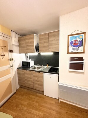 Private kitchen - Studio Tout Confort Pour 3 Personnes, au Cœur de Cauterets Mais au Calme (Cauterets)