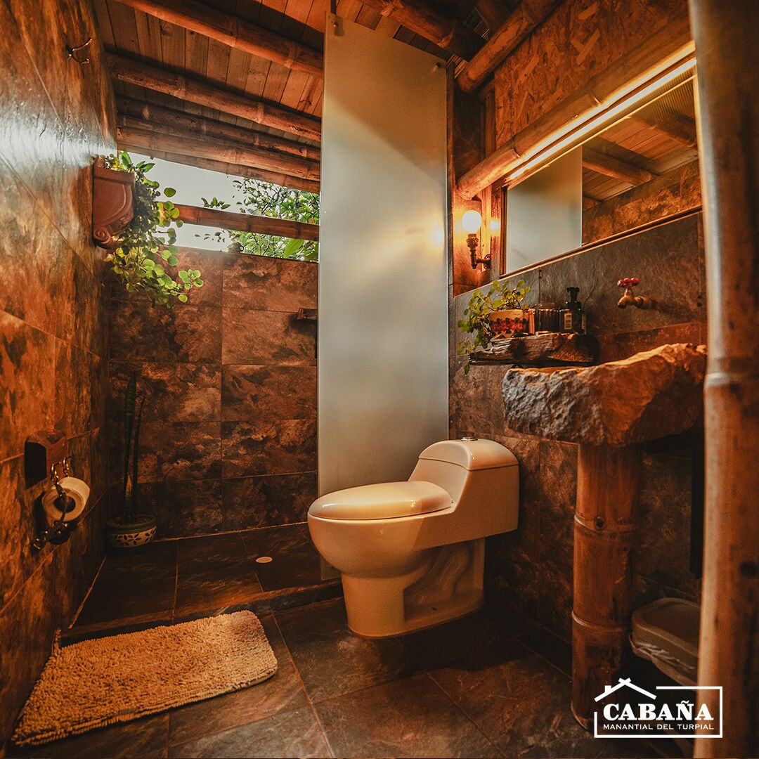 Bañera de hidromasaje, secador de pelo, toallas, jabón