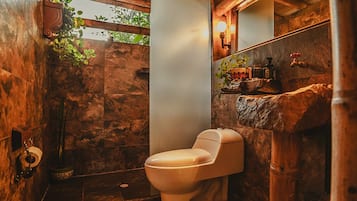 Bañera de hidromasaje, secador de pelo, toallas, jabón