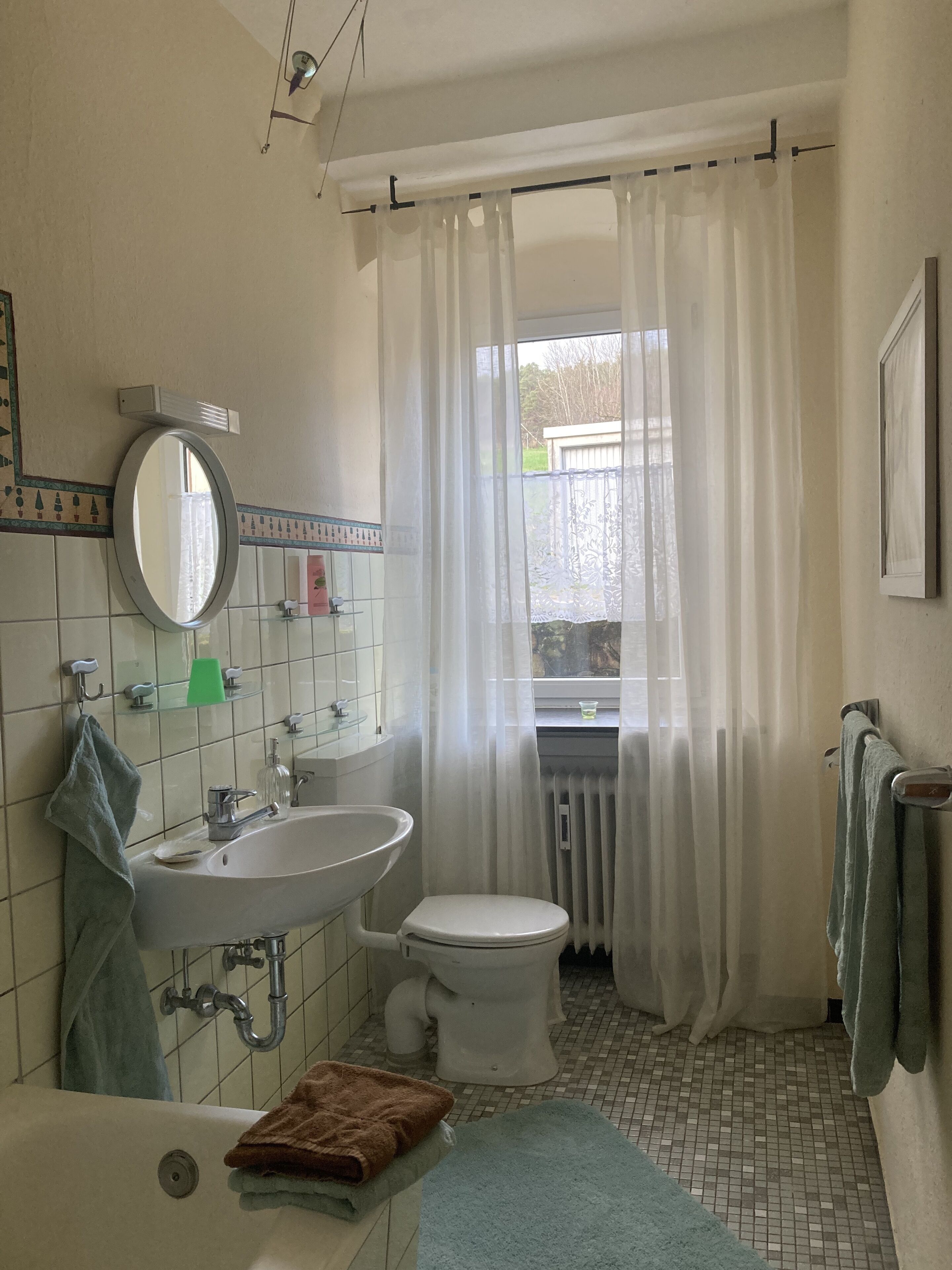 Un baño con lavamanos, inodoro y bañera.