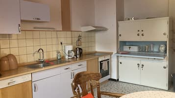 Geladeira, cooktop, lava-louças, cafeteira/chaleira