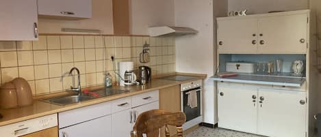 Geladeira, cooktop, lava-louças, cafeteira/chaleira