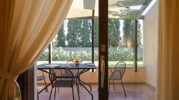 Apartment, 1 Bedroom, Smoking, Patio | Dining