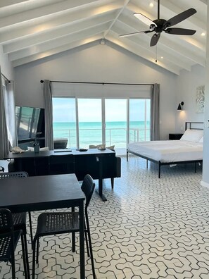 1 soverom, safe på rommet, skrivebord og strykejern/-brett