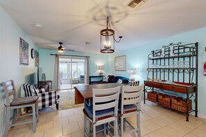 Interior - Dog-friendly sunny stay with deck, grill, & W/D - internet & central AC (Venice)