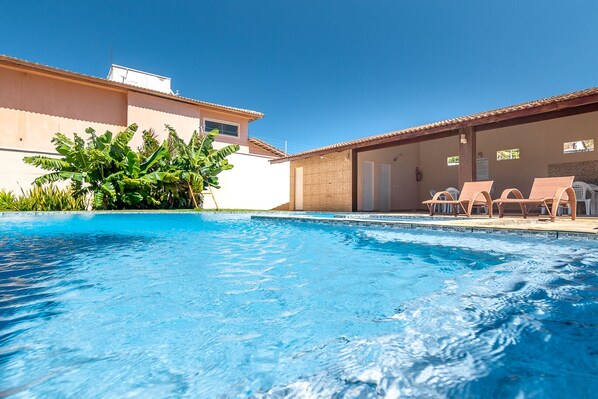 Piscina externa, funciona das 8h às 22h, espreguiçadeiras