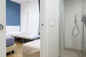 Shower, hair dryer, towels, soap - Rhoome 1 Brand new spacious apartment Colosseum view (Roma)