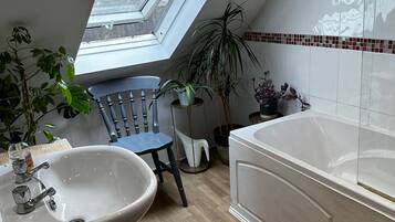 Douche, sĂšche-cheveux, serviettes fournies, savon