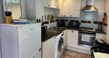 Central townhouse house - 8 min walk to the Beach