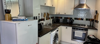 Central townhouse house - 8 min walk to the Beach