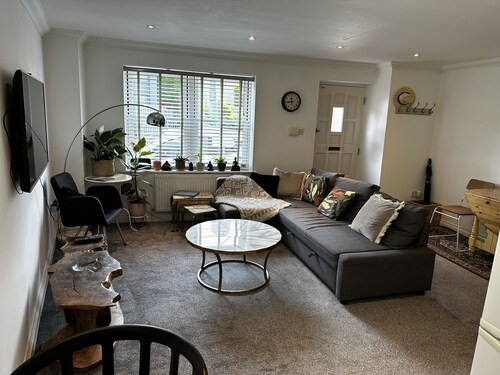 Central townhouse house - 8 min walk to the Beach 