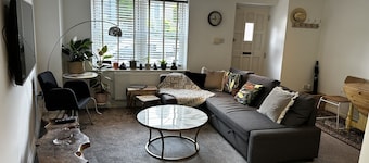 Central townhouse house - 8 min walk to the Beach 