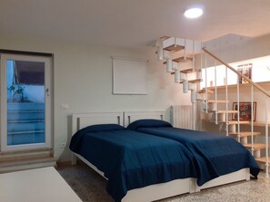 2 Schlafzimmer, Schreibtisch, Bügeleisen/Bügelbrett, Reisekinderbett