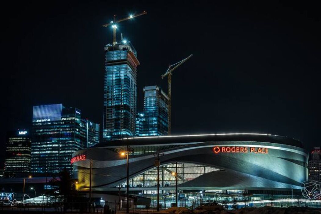 Ein modernes Stadion mit einer gewölbten Dachkonstruktion und dem Schriftzug "Rogers Place" auf der Fassade.