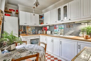 Fridge, microwave, oven, coffee/tea maker
