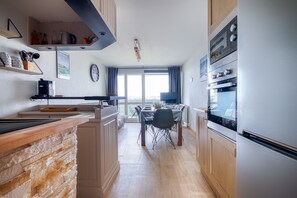 Kühlschrank, Mikrowelle, Ofen, Geschirrspüler