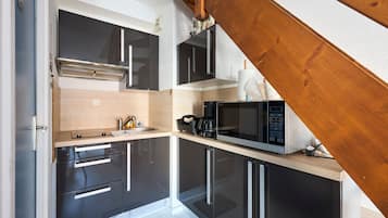 Refrigerador, microondas, horno y cafetera y tetera