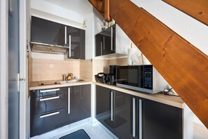 Fridge, microwave, oven, coffee/tea maker - Doudounette - Appartement à proximité de la plage (Courseulles-sur-Mer)