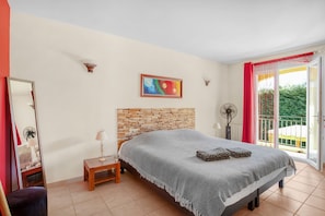 3 camere, una scrivania, ferro/asse da stiro, Wi-Fi gratuito